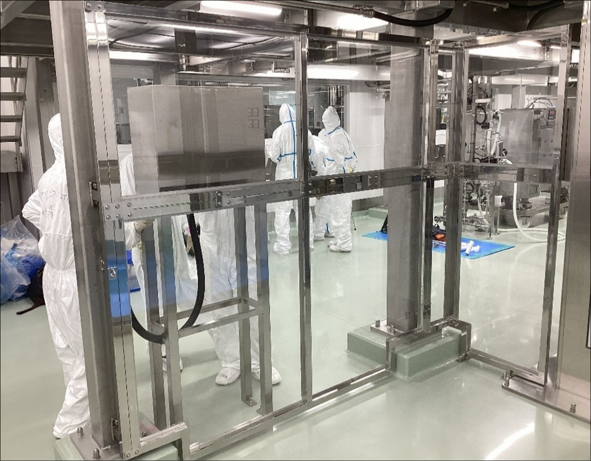 SUS製パネル製作例3 （アクリル窓付き侵入防止柵）